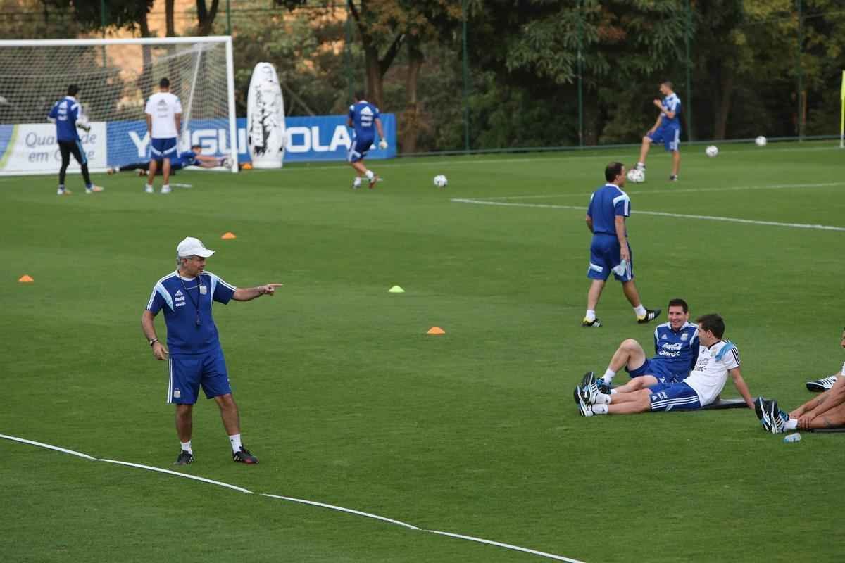 Comandados por Alejandro Sabella, os jogadores da Seleo Argentina voltaram aos treinos nesta quarta-feira, na Cidade do Galo, em Vespasiano