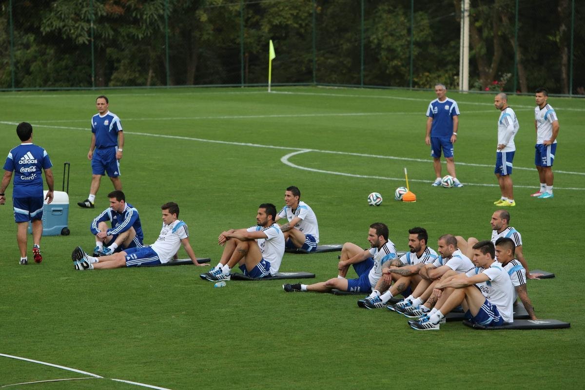 Comandados por Alejandro Sabella, os jogadores da Seleo Argentina voltaram aos treinos nesta quarta-feira, na Cidade do Galo, em Vespasiano