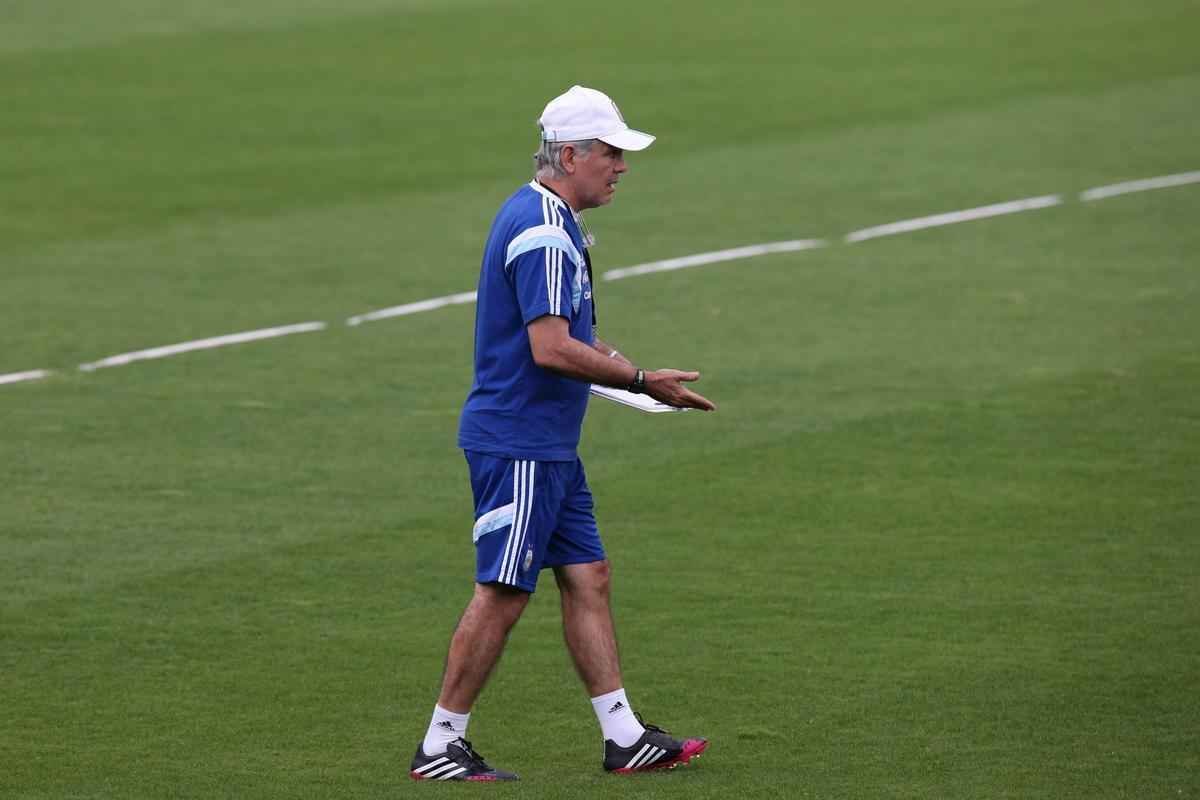 Comandados por Alejandro Sabella, os jogadores da Seleo Argentina voltaram aos treinos nesta quarta-feira, na Cidade do Galo, em Vespasiano