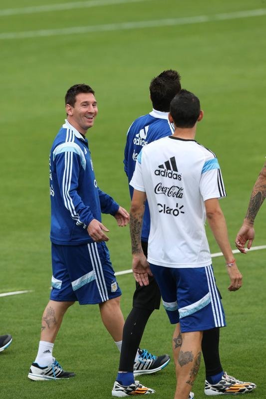 Comandados por Alejandro Sabella, os jogadores da Seleo Argentina voltaram aos treinos nesta quarta-feira, na Cidade do Galo, em Vespasiano