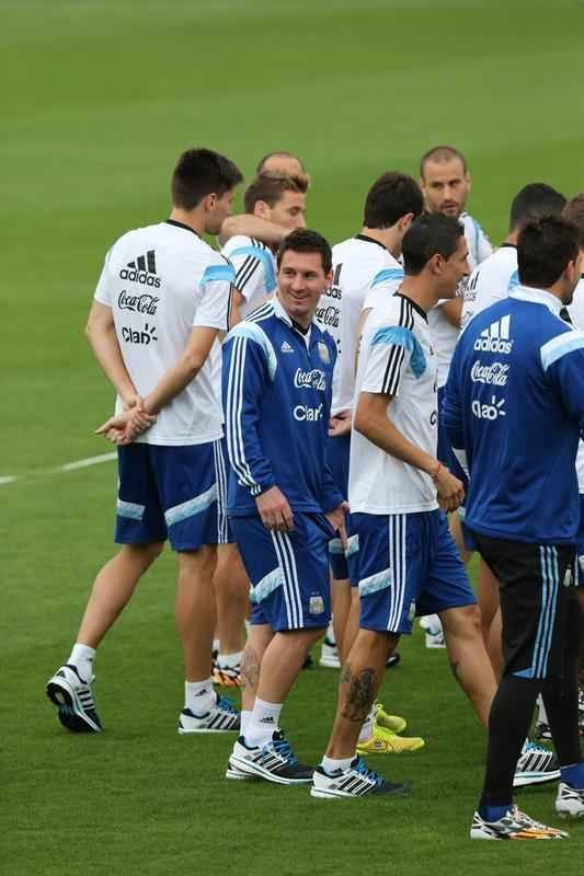 Comandados por Alejandro Sabella, os jogadores da Seleo Argentina voltaram aos treinos nesta quarta-feira, na Cidade do Galo, em Vespasiano
