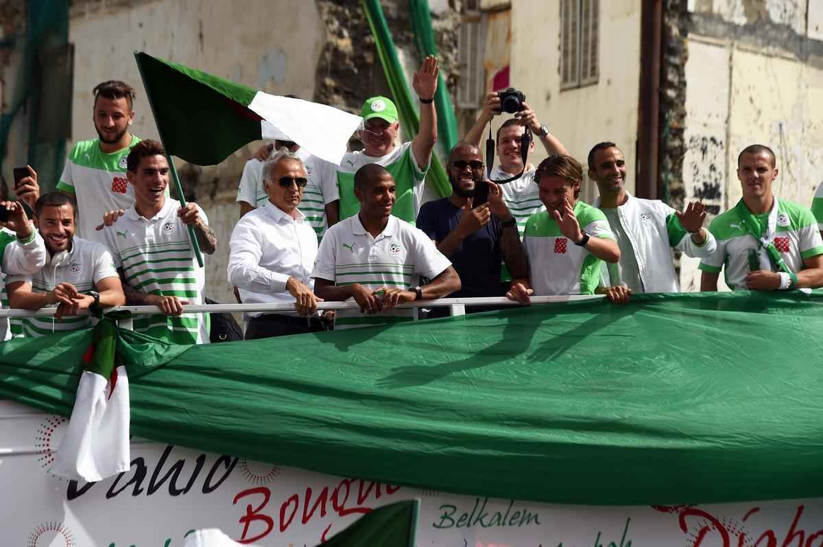 Seleção desembarcou em Argel, capital do país, e reencontrou os torcedores