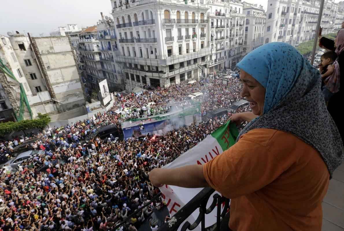 Seleo desembarcou em Argel, capital do pas, e reencontrou os torcedores