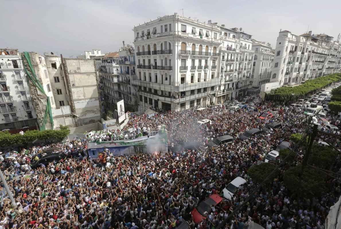Seleo desembarcou em Argel, capital do pas, e reencontrou os torcedores