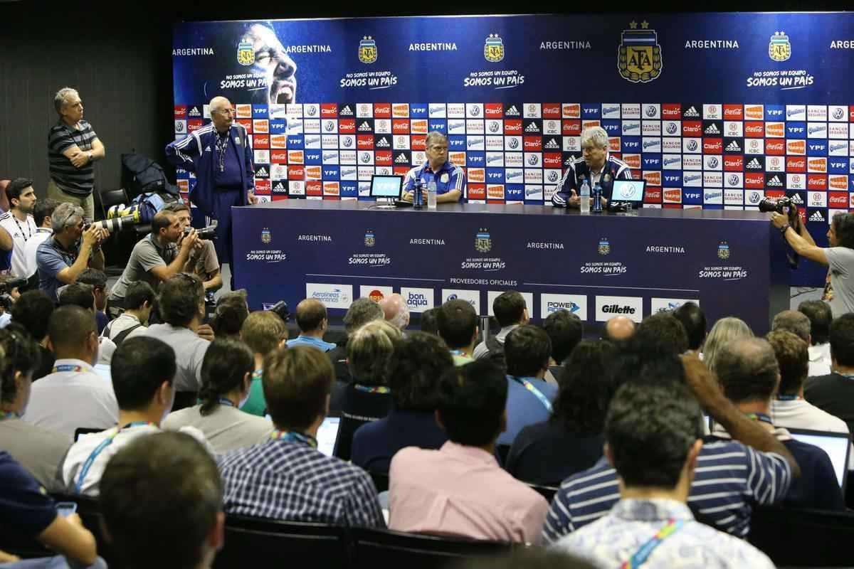 A morte da produtora de TV Maria Soledad Fernndez, filha do jornalista Tit Fernndez, em acidente automobilstico na BR-381, durante a madrugada, refletiu no comportamento da imprensa do pas na Cidade do Galo.Aps o treinamento comandado por Alejandro Sabella, os jornalistas do pas se reuniram para decidir uma forma de homenage-la e se recusaram a participar da entrevista coletiva.