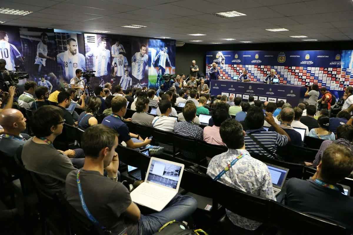 A morte da produtora de TV Maria Soledad Fernndez, filha do jornalista Tit Fernndez, em acidente automobilstico na BR-381, durante a madrugada, refletiu no comportamento da imprensa do pas na Cidade do Galo.Aps o treinamento comandado por Alejandro Sabella, os jornalistas do pas se reuniram para decidir uma forma de homenage-la e se recusaram a participar da entrevista coletiva.