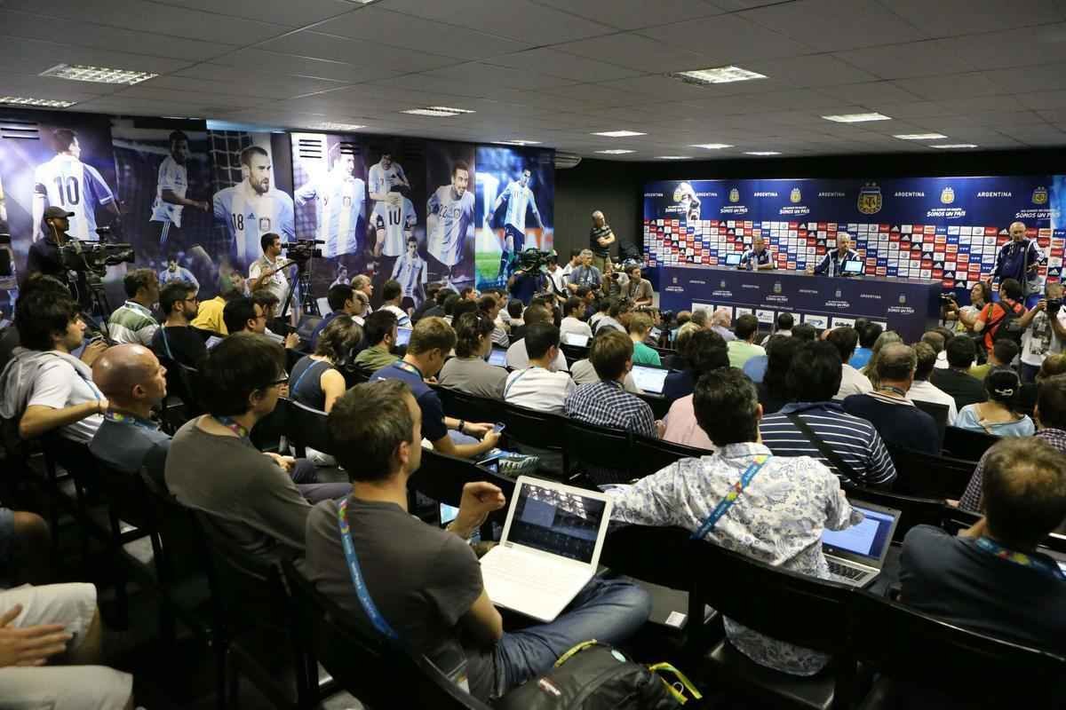 A morte da produtora de TV Maria Soledad Fernndez, filha do jornalista Tit Fernndez, em acidente automobilstico na BR-381, durante a madrugada, refletiu no comportamento da imprensa do pas na Cidade do Galo.Aps o treinamento comandado por Alejandro Sabella, os jornalistas do pas se reuniram para decidir uma forma de homenage-la e se recusaram a participar da entrevista coletiva.