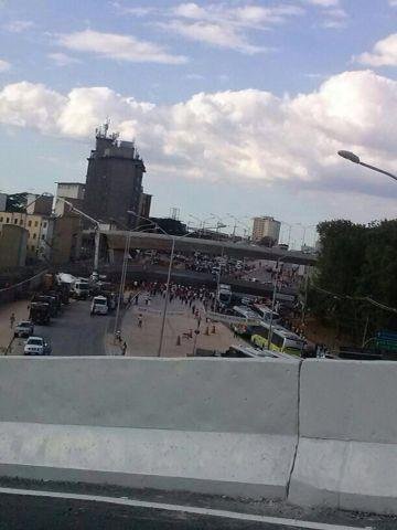 A Avenida Pedro I, onde desabou um viaduto na tarde desta quinta-feira, em Belo Horizonte,  uma via constantemente usada por selees nesta Copa do Mundo. Por ali j passaram algumas vezes, por exemplo, a Seleo Brasileira, antes e depois do confronto com o Chile pelas oitavas de final, e a Seleo Argentina, que est hospedada na Cidade do Galo, em Vespasiano. 