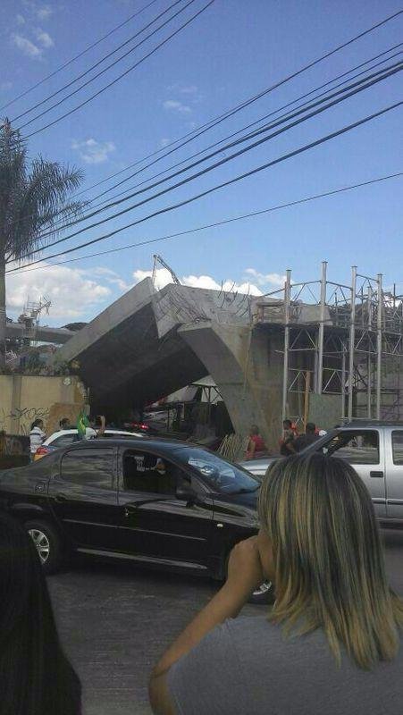 A Avenida Pedro I, onde desabou um viaduto na tarde desta quinta-feira, em Belo Horizonte,  uma via constantemente usada por selees nesta Copa do Mundo. Por ali j passaram algumas vezes, por exemplo, a Seleo Brasileira, antes e depois do confronto com o Chile pelas oitavas de final, e a Seleo Argentina, que est hospedada na Cidade do Galo, em Vespasiano. 