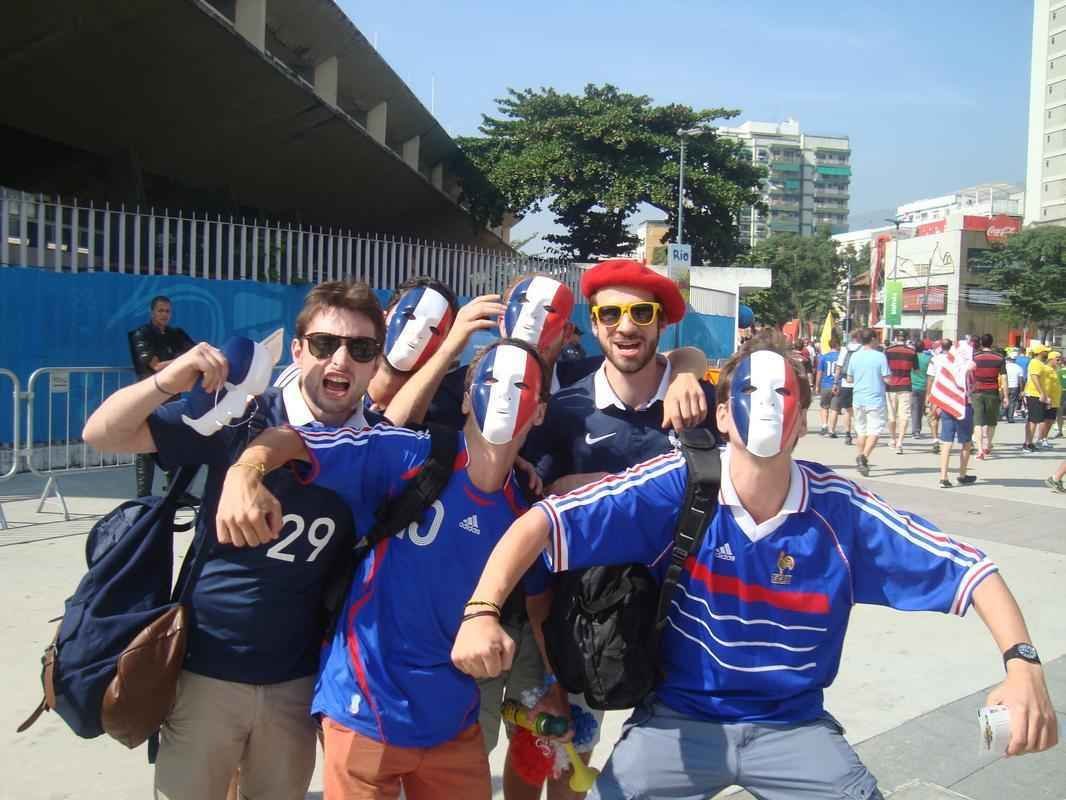 Torcedores de todas as nacionalidades na chegada ao Maracan