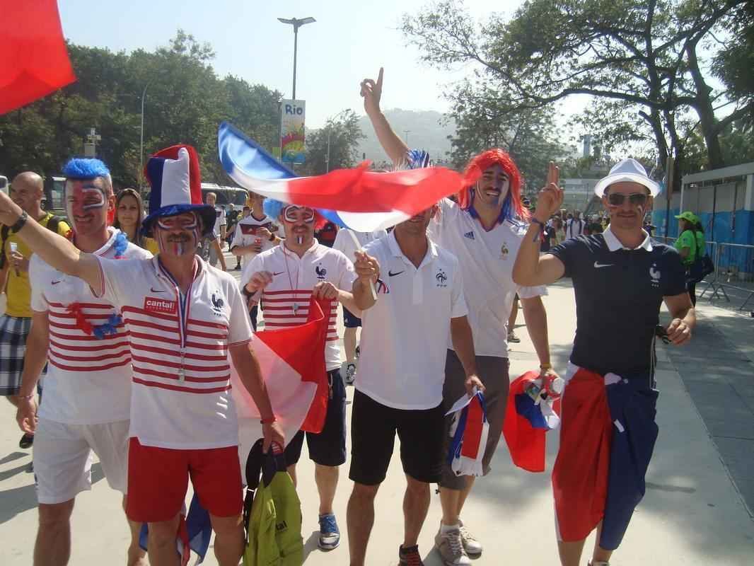 Torcedores de todas as nacionalidades na chegada ao Maracan