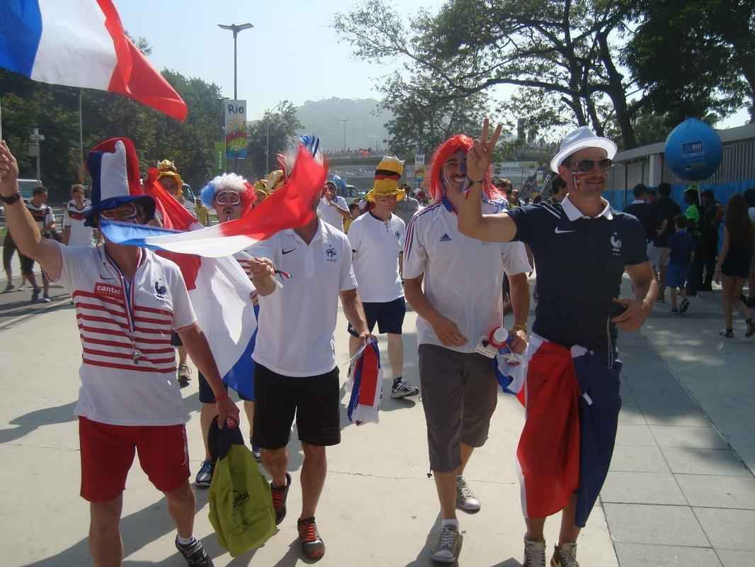 Torcedores de todas as nacionalidades na chegada ao Maracan