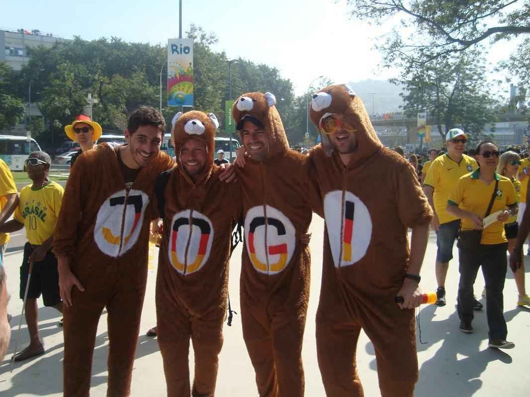 Torcedores de todas as nacionalidades na chegada ao Maracan