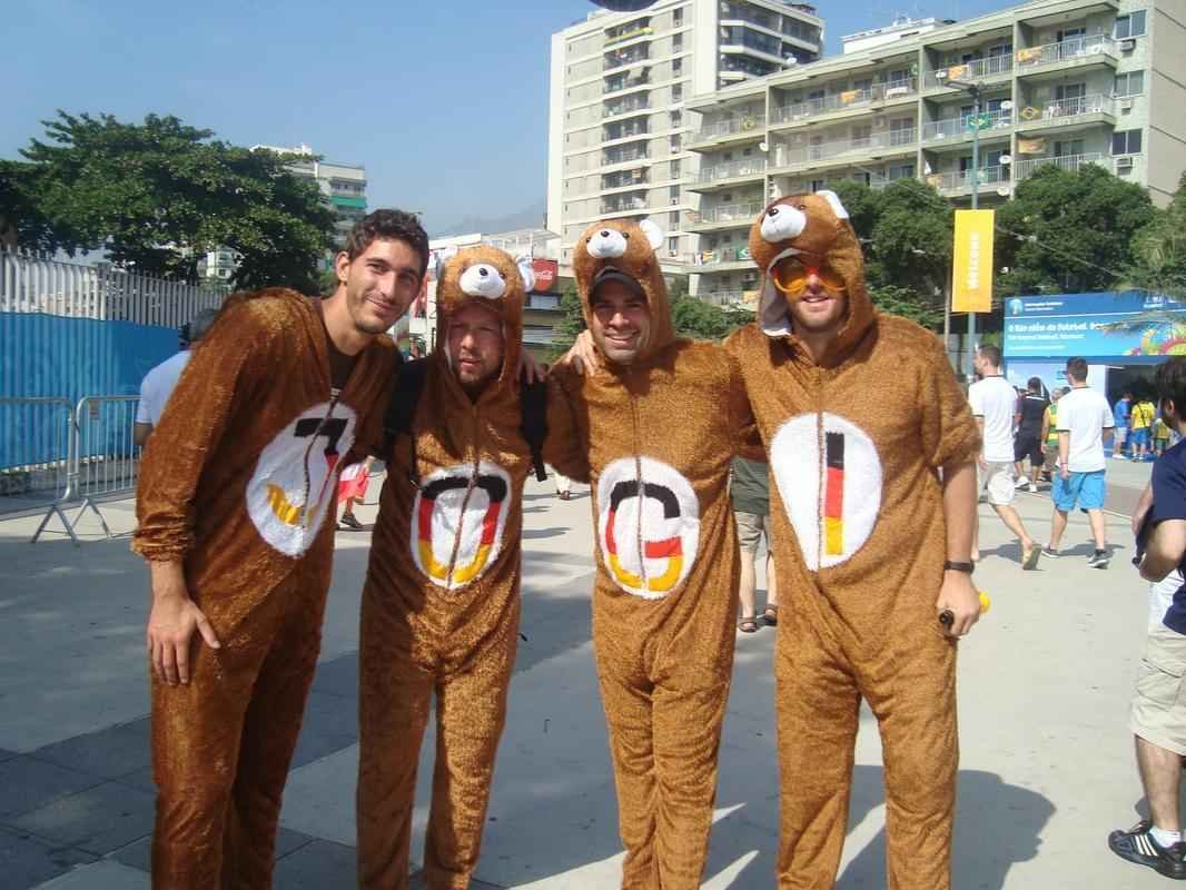 Torcedores de todas as nacionalidades na chegada ao Maracan