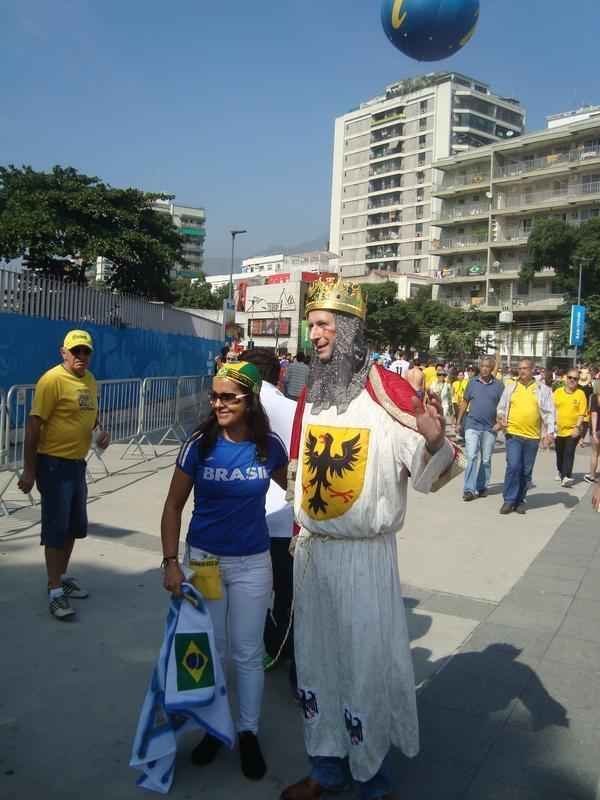 Torcedores de todas as nacionalidades na chegada ao Maracan