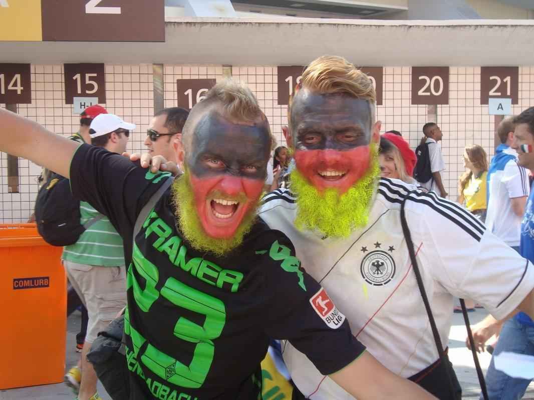 Torcedores de todas as nacionalidades na chegada ao Maracan