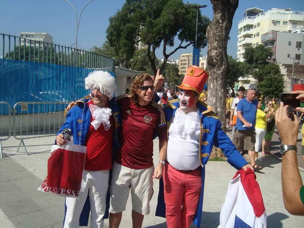 Torcedores de todas as nacionalidades na chegada ao Maracan