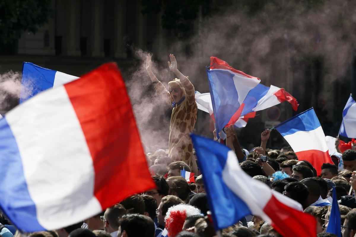 Imagens de torcedores nas ruas de Paris