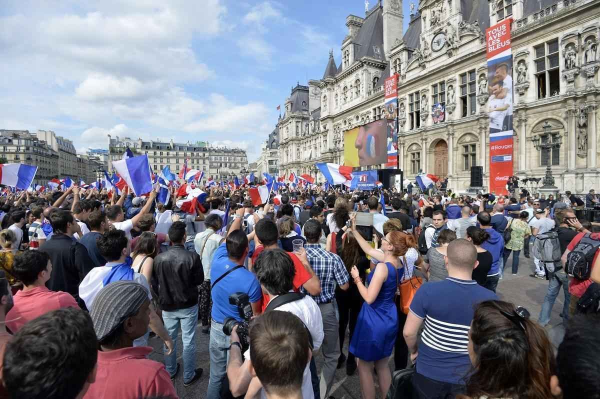 Imagens de torcedores nas ruas de Paris