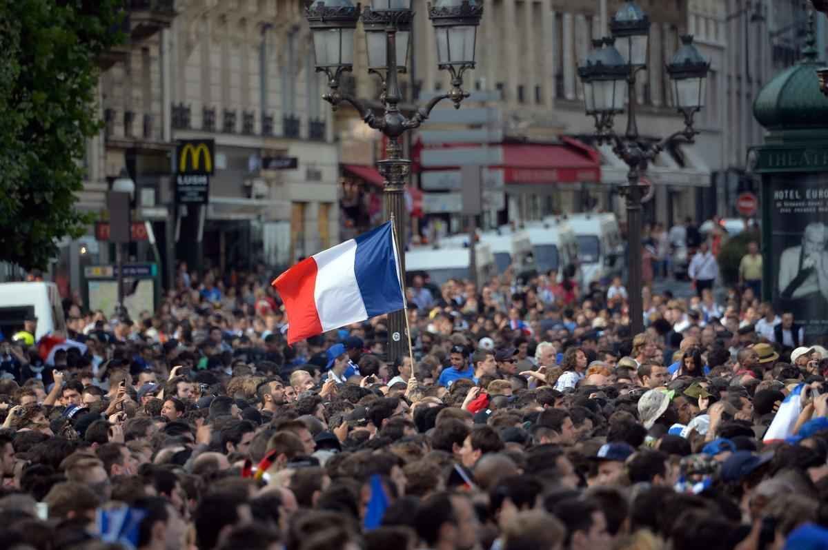 Imagens de torcedores nas ruas de Paris
