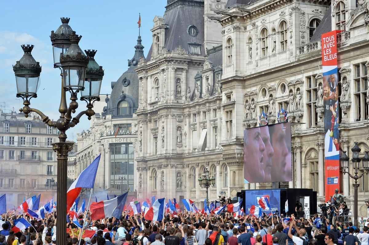 Imagens de torcedores nas ruas de Paris