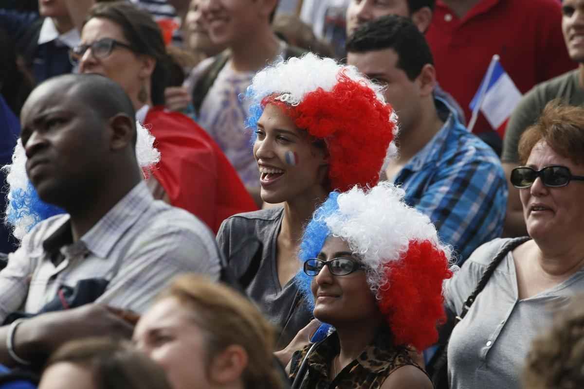 Imagens de torcedores nas ruas de Paris