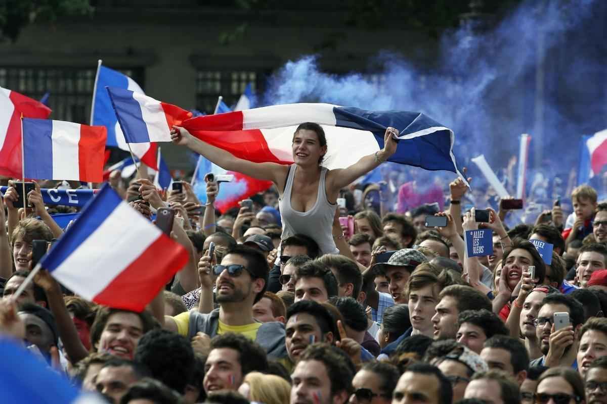 Imagens de torcedores nas ruas de Paris