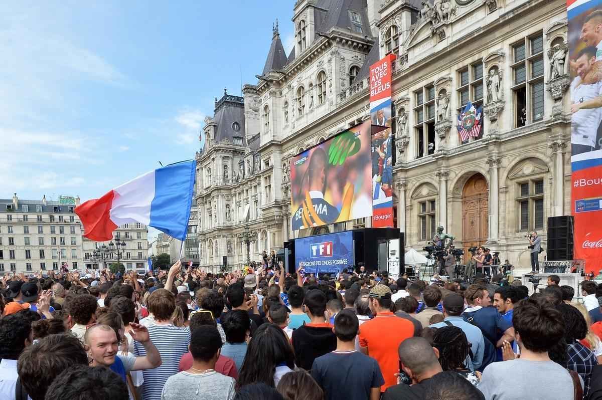 Imagens de torcedores nas ruas de Paris