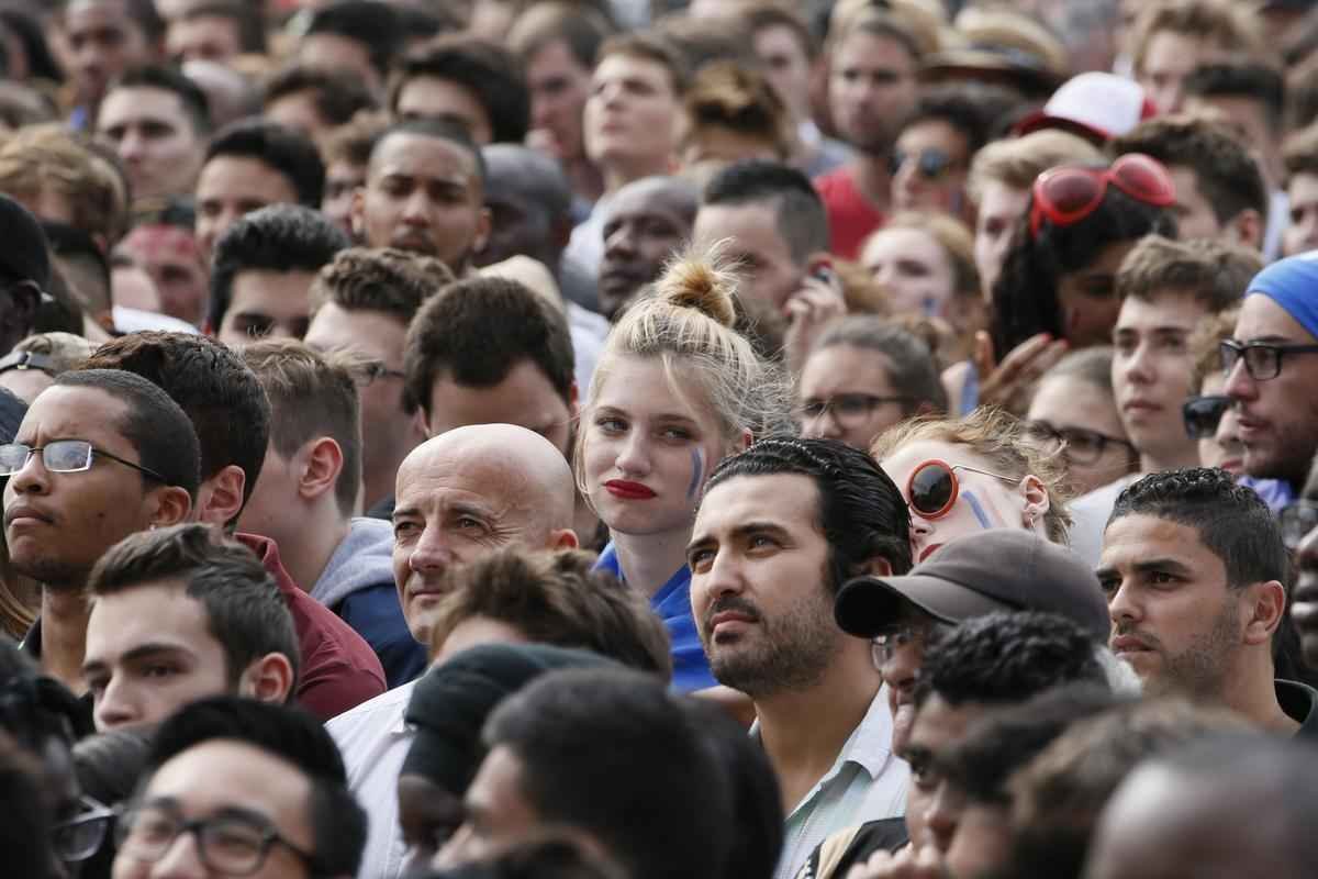 Imagens de torcedores nas ruas de Paris