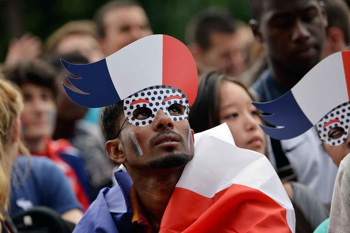 Imagens de torcedores nas ruas de Paris