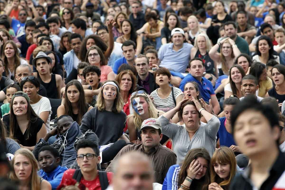 Imagens de torcedores nas ruas de Paris
