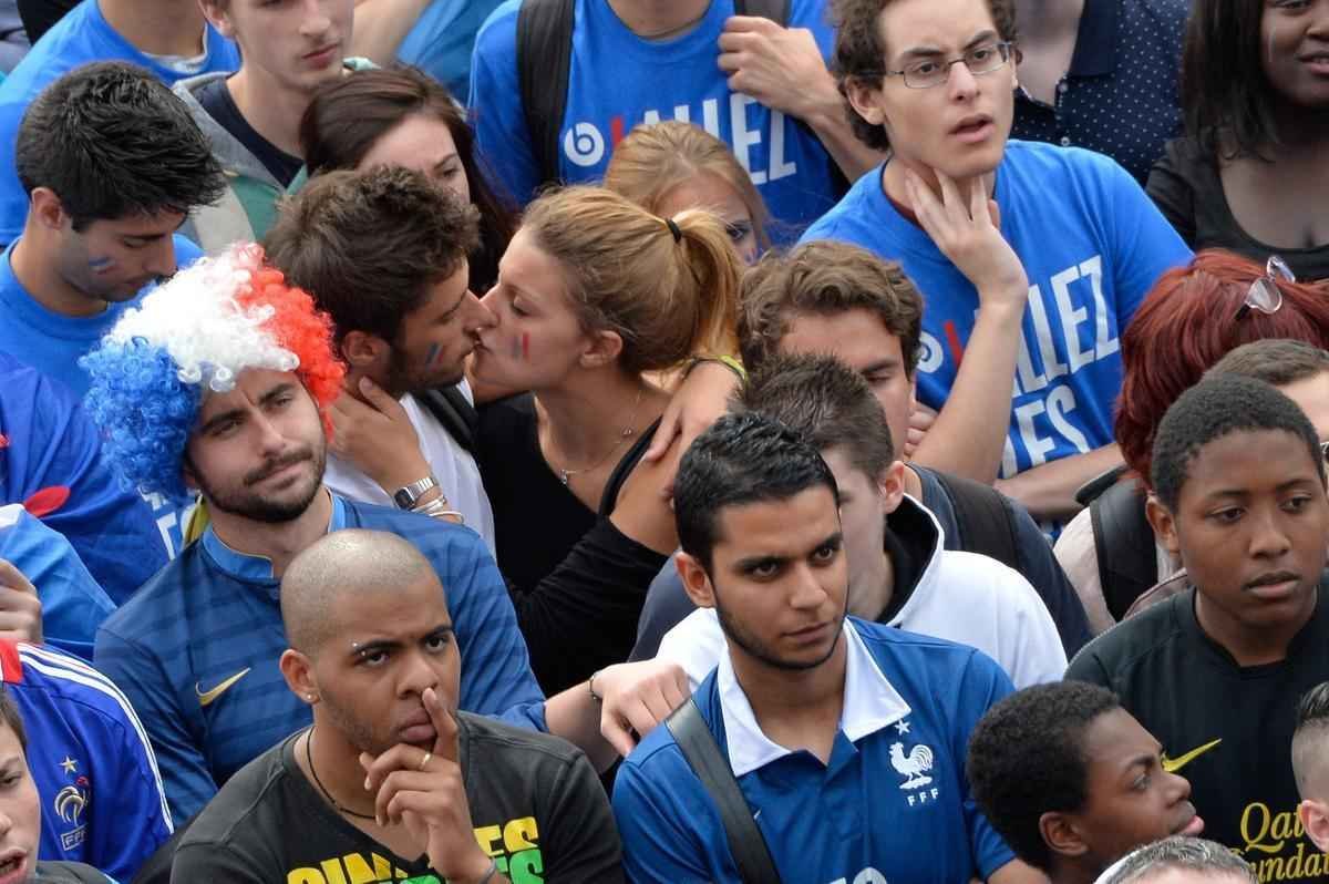 Imagens de torcedores nas ruas de Paris
