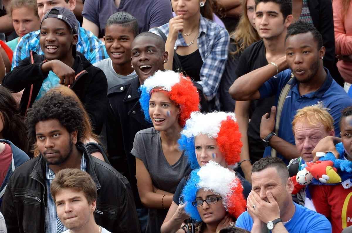Imagens de torcedores nas ruas de Paris