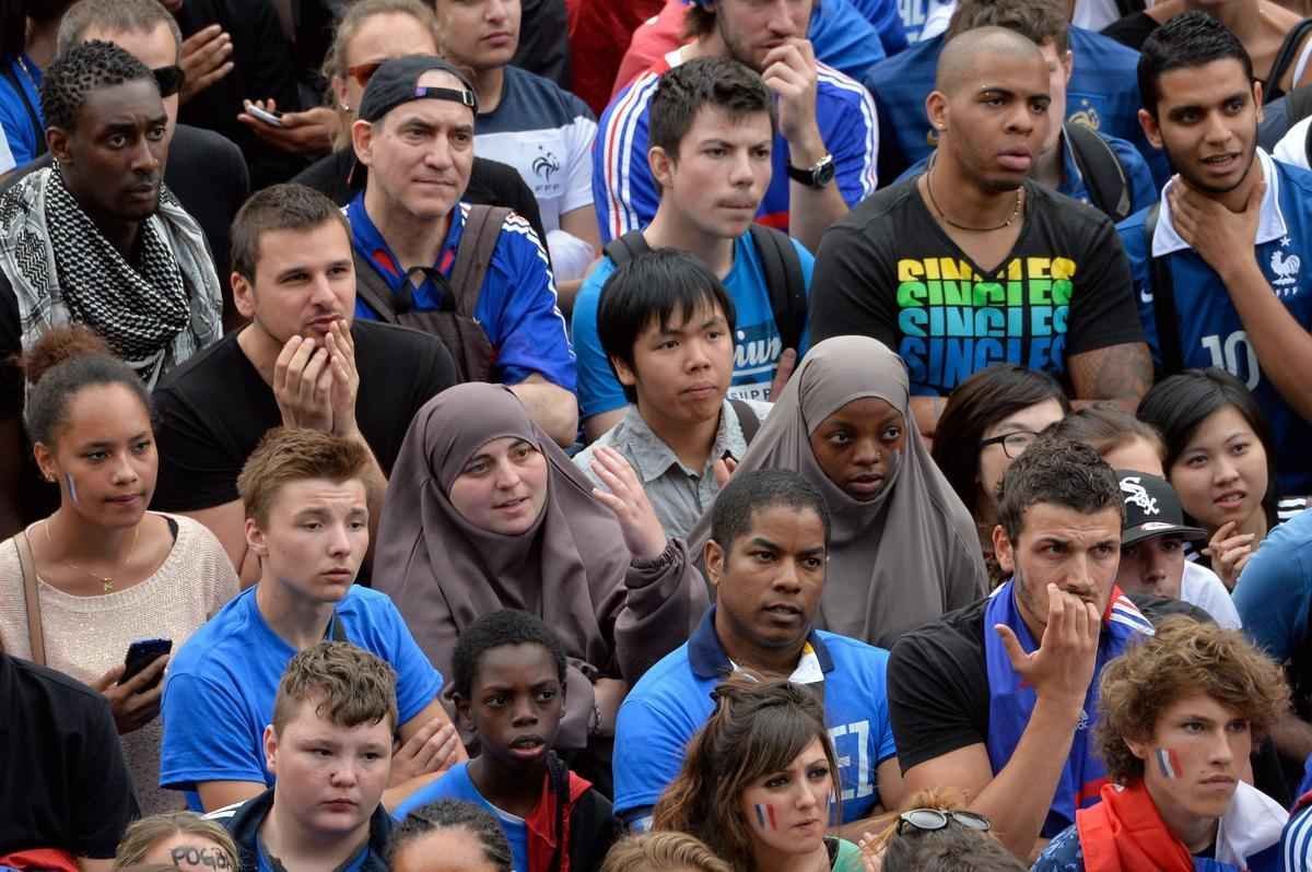 Imagens de torcedores nas ruas de Paris