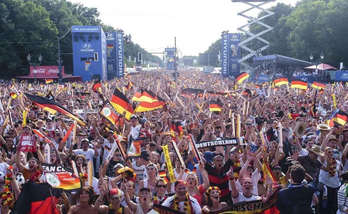Partida entre Alemanha e Frana foi acompanhada por milhares de pessoas em Berlim
