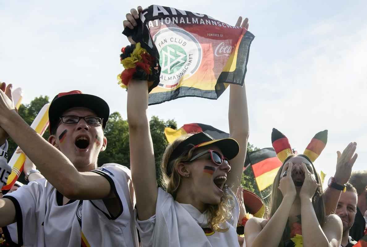 Partida entre Alemanha e Frana foi acompanhada por milhares de pessoas em Berlim