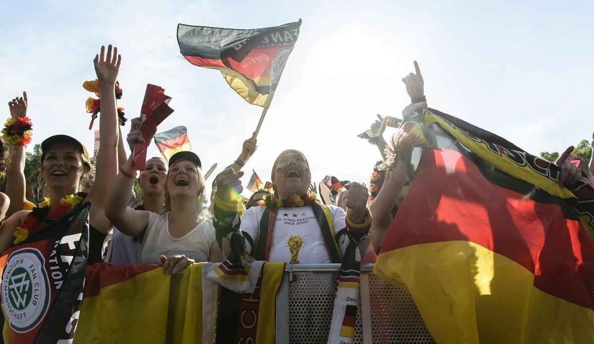 Partida entre Alemanha e Frana foi acompanhada por milhares de pessoas em Berlim