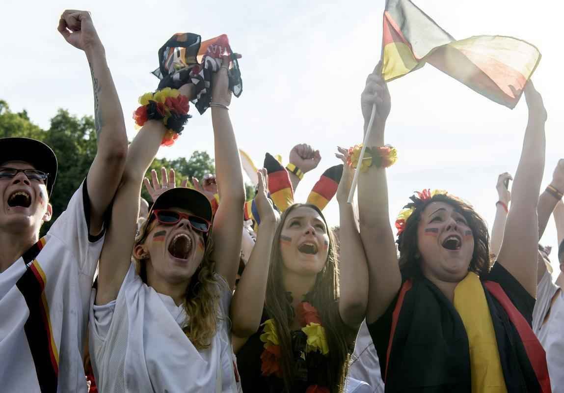 Partida entre Alemanha e Frana foi acompanhada por milhares de pessoas em Berlim