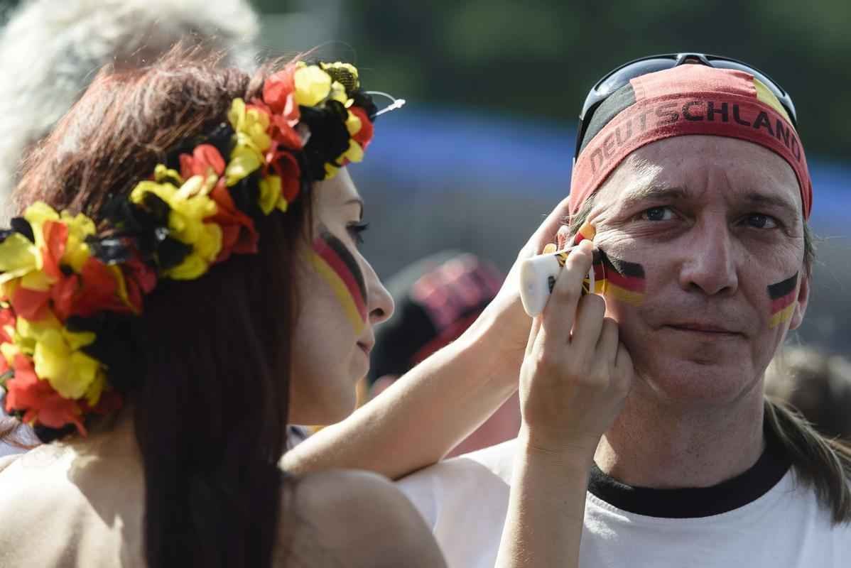 Partida entre Alemanha e Frana foi acompanhada por milhares de pessoas em Berlim