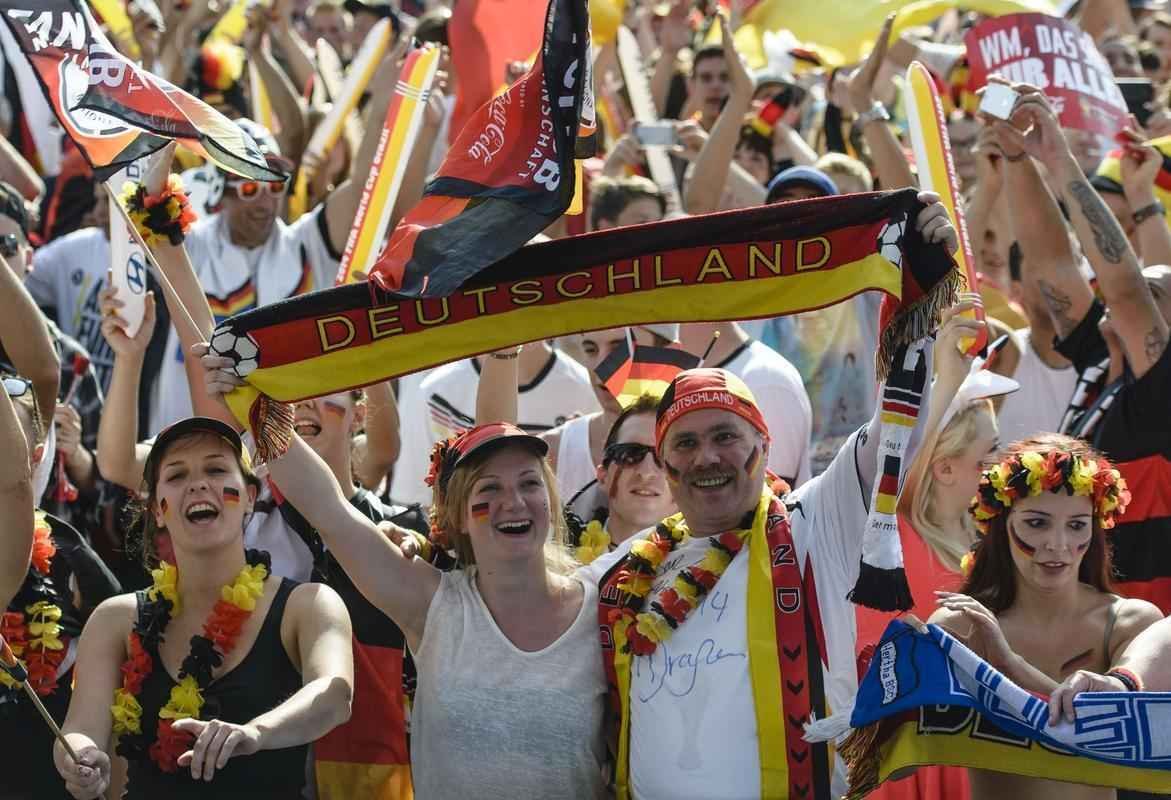 Torcedores alemes comemoram vitria da Alemanha sobre a Frana em Berlim