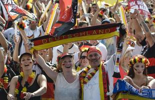 Torcedores alemes comemoram vitria da Alemanha sobre a Frana em Berlim