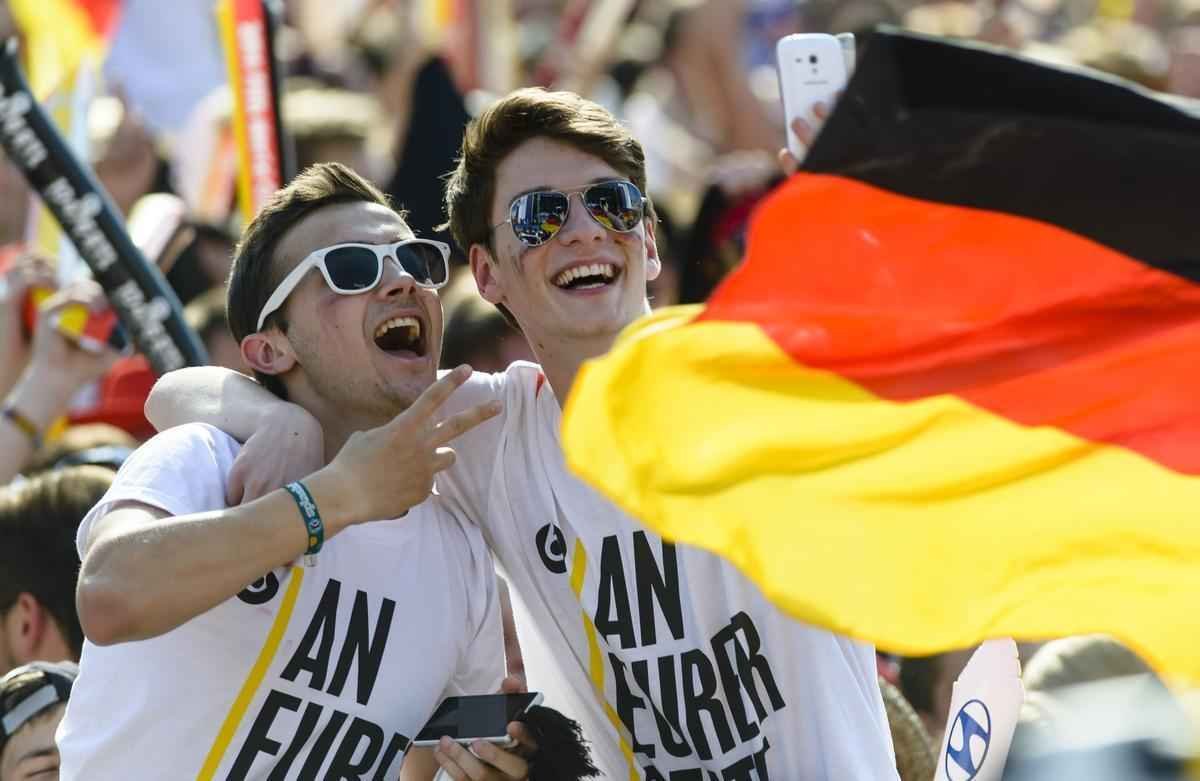 Torcedores alemes comemoram vitria da Alemanha sobre a Frana em Berlim