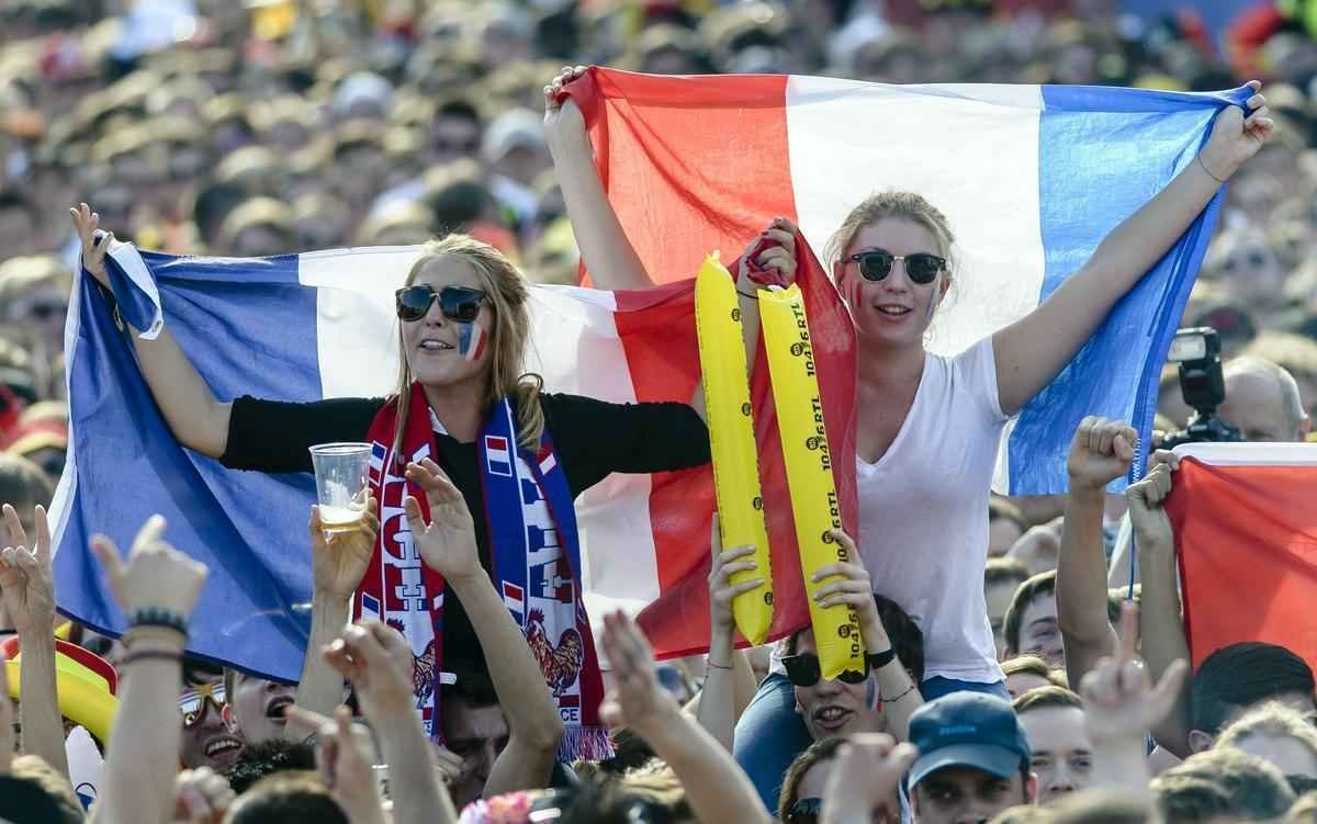 Torcedores alemes comemoram vitria da Alemanha sobre a Frana em Berlim