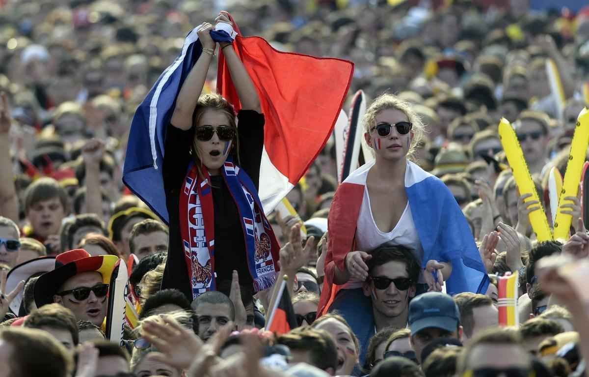 Torcedores alemes comemoram vitria da Alemanha sobre a Frana em Berlim