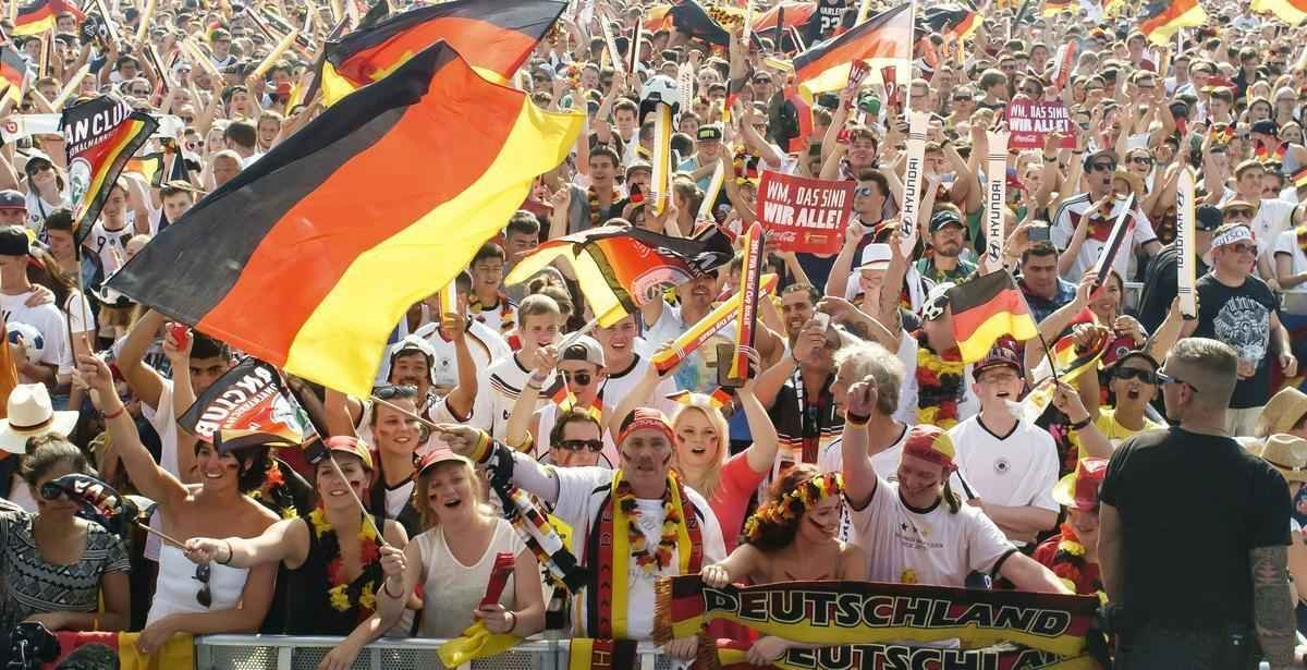 Torcedores alemes comemoram vitria da Alemanha sobre a Frana em Berlim