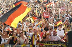 Torcedores alemes comemoram vitria da Alemanha sobre a Frana em Berlim