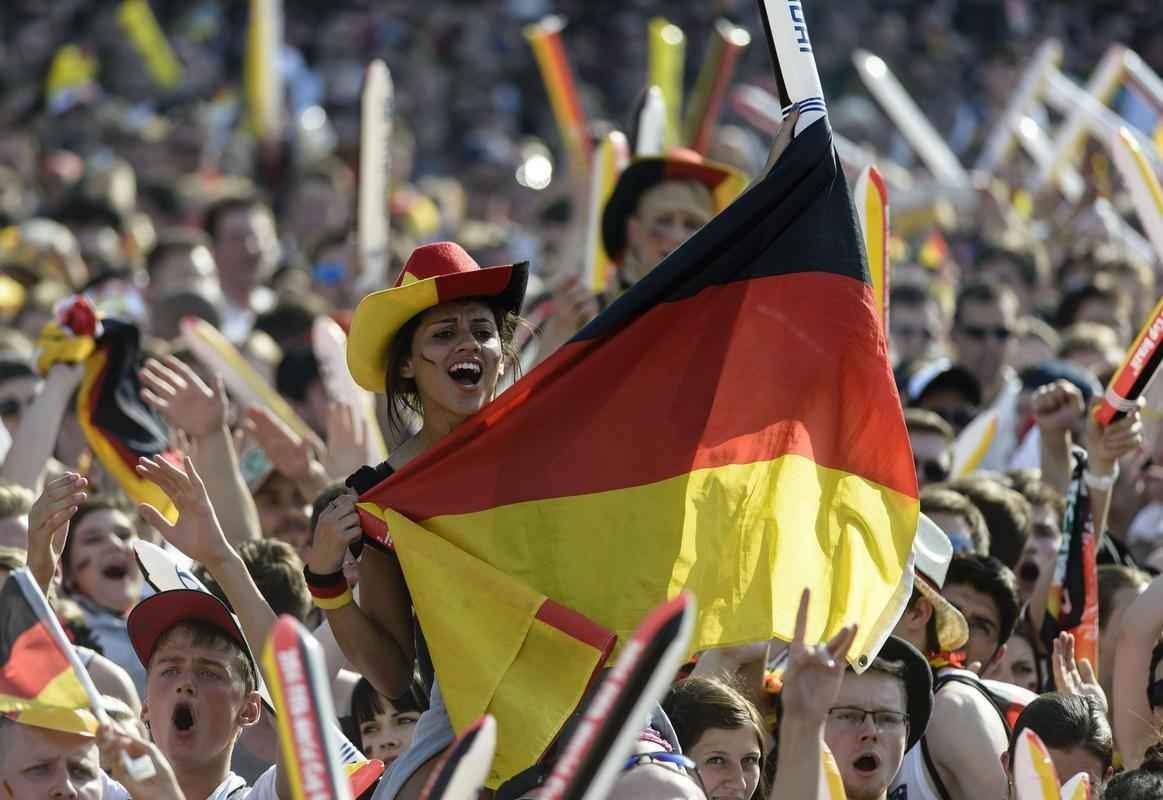 Torcedores alemes comemoram vitria da Alemanha sobre a Frana em Berlim