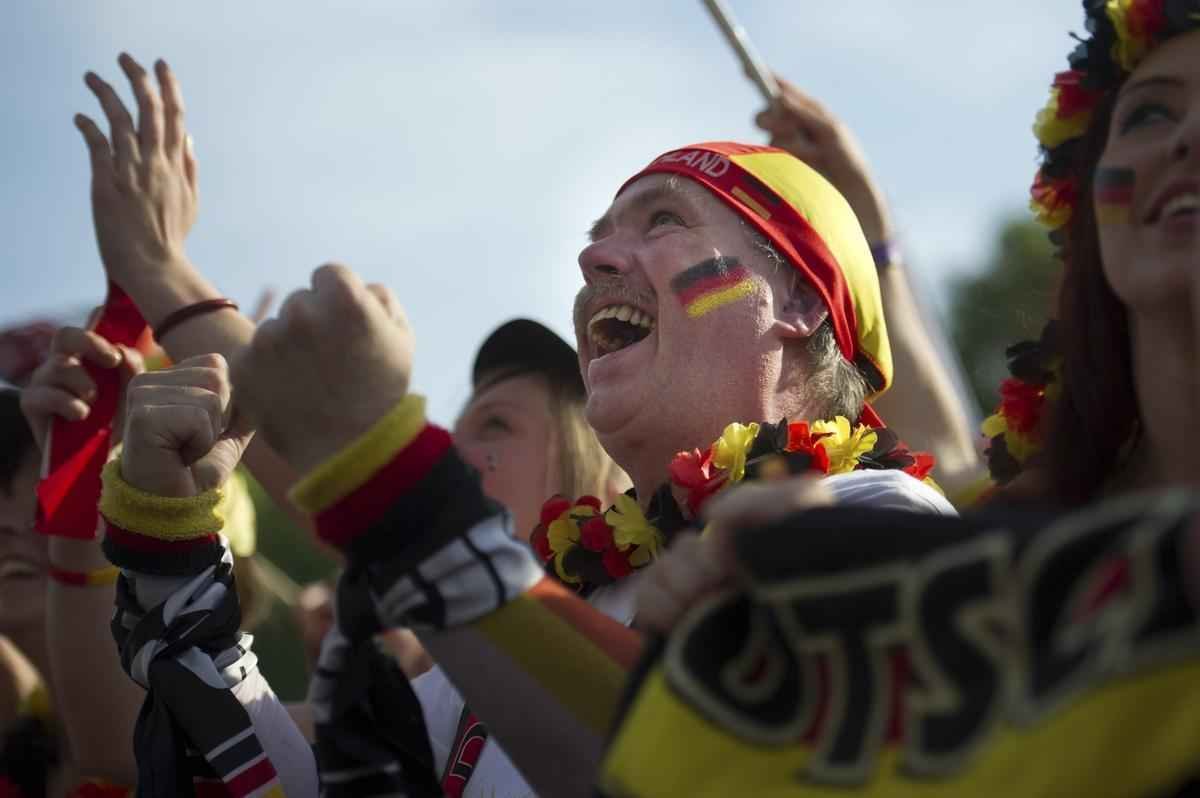 Torcedores alemes comemoram vitria da Alemanha sobre a Frana em Berlim