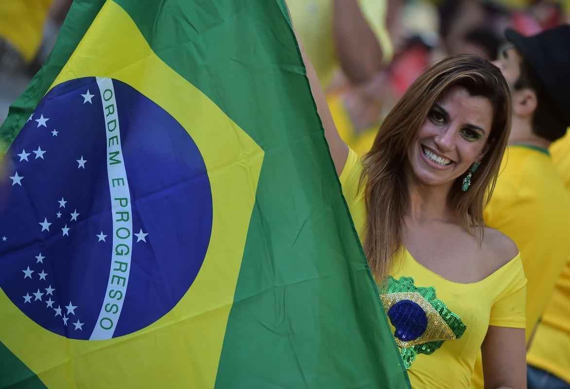 Belas mulheres curtiram a festa em Fortaleza e deixaram o estdio Castelo mais bonito