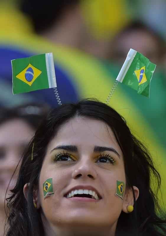 Belas mulheres curtiram a festa em Fortaleza e deixaram o estdio Castelo mais bonito